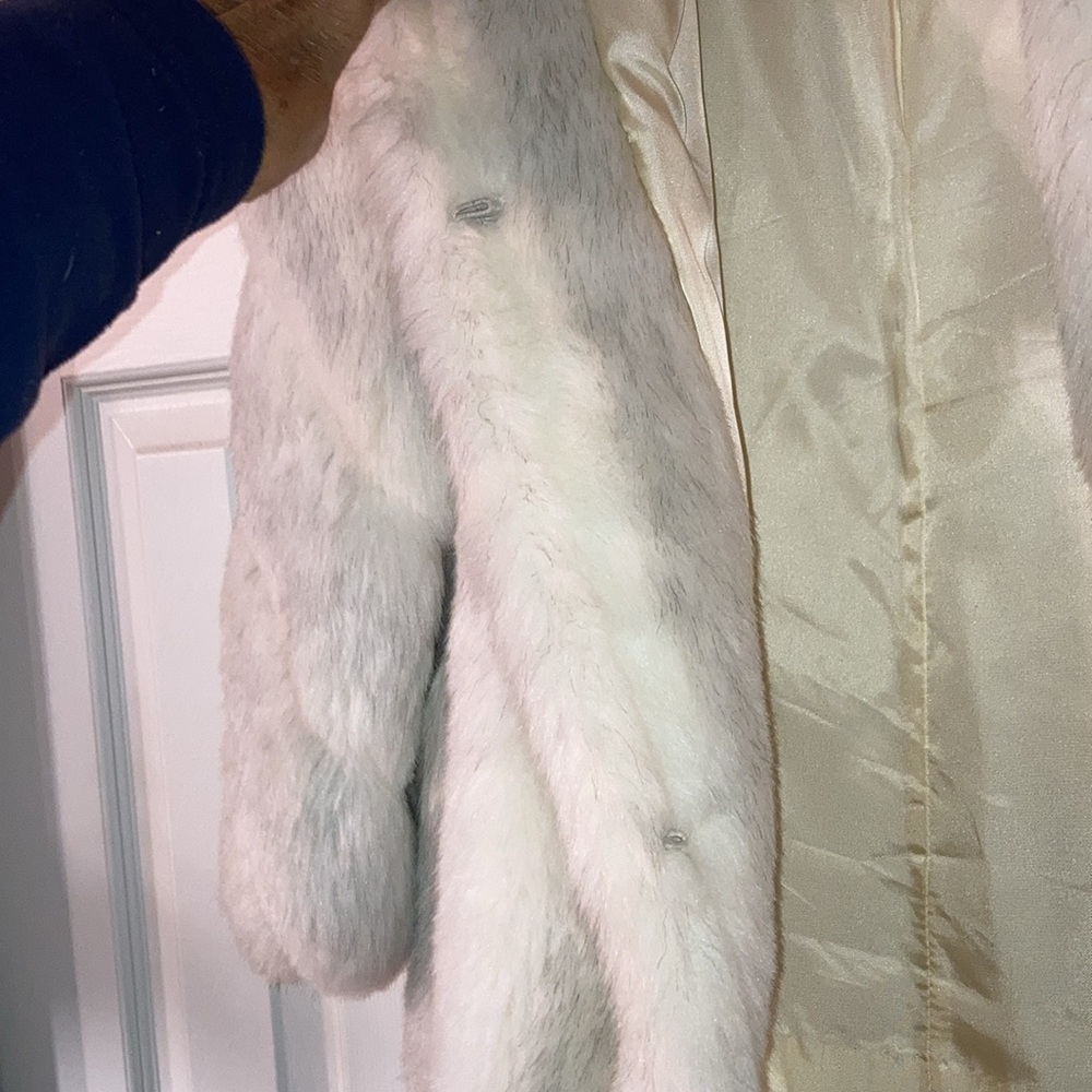 Faux fox fur white jacket sz.L-XL, 3 hook & eye closures, missing label.  $25 - Picture 7 of 12